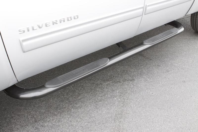 Lund 15-17 Chevy Colorado Crew Cab 4in. Oval Curved SS Nerf Bars - Polished